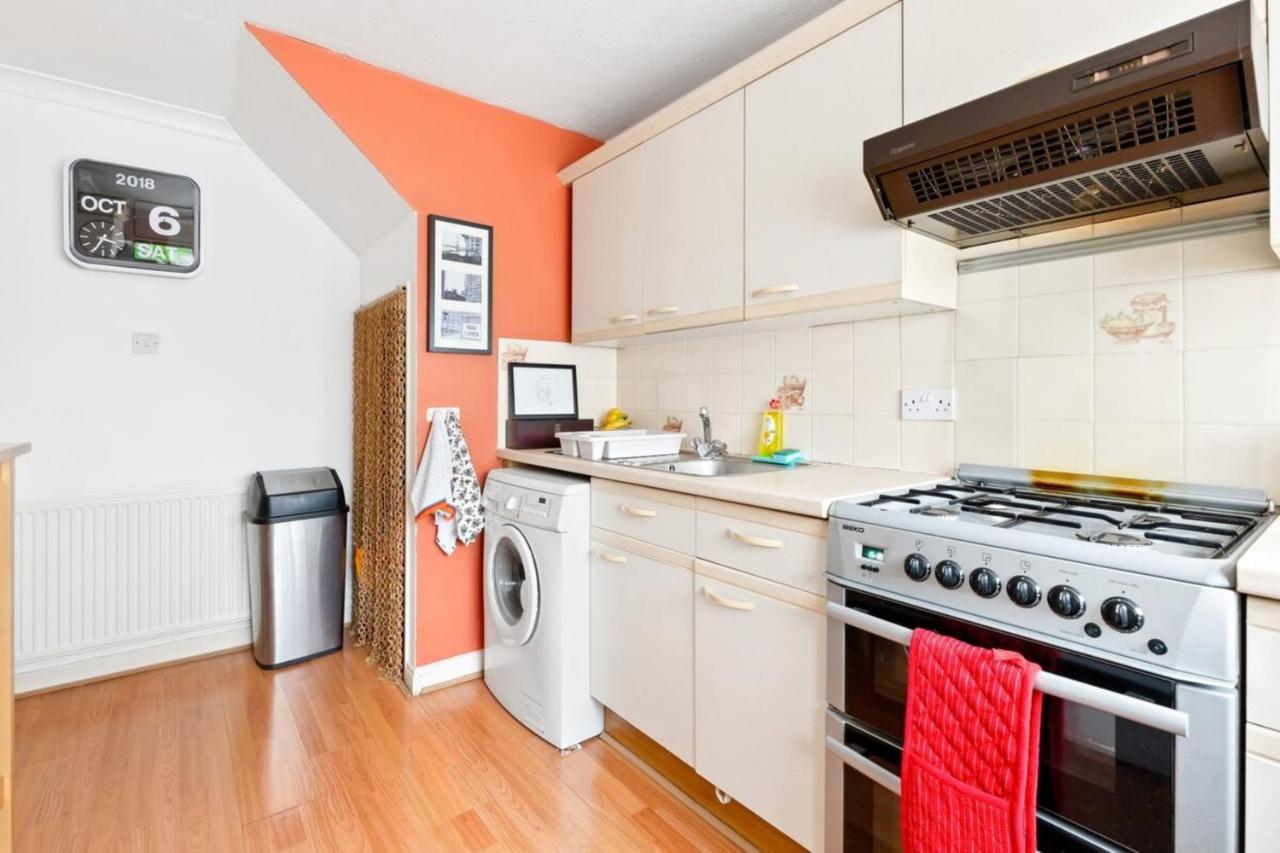 لندن Spacious 2 Bedroom Apartment In Cricklewood المظهر الخارجي الصورة